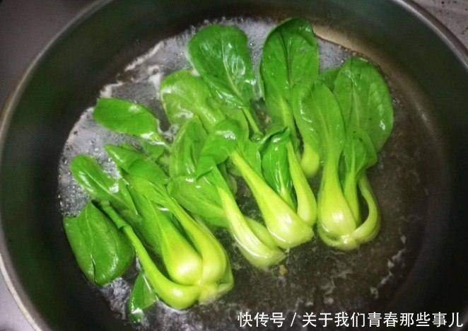 绿叶蔬菜|炒青菜总是发黄发黑?学会3个技巧,青菜又绿又嫩,不变色不出水