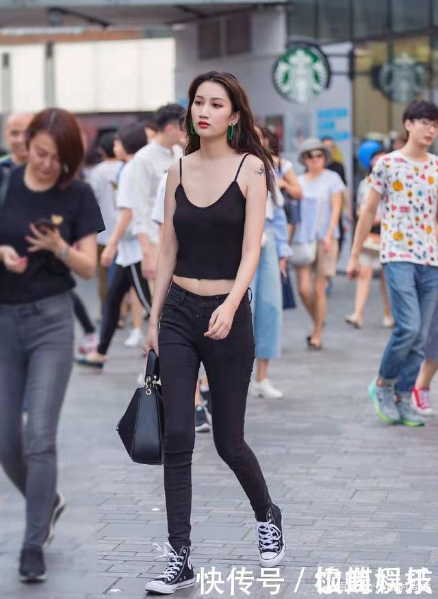 帆布鞋|悬带背心如何搭配赶时髦的人学习一下，逛逛街这样穿才清爽明亮