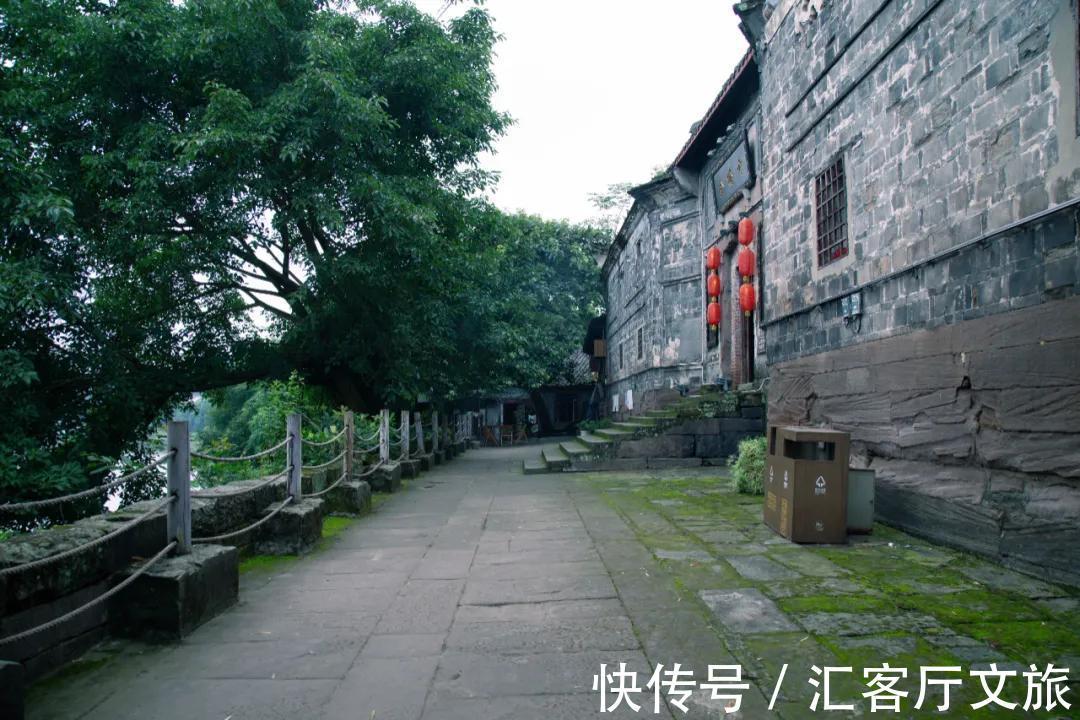 井盐|去年才通高铁,这座“十八线”国内小城,凭什么就火到了国外?