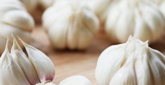 不请自来|睡觉前把大蒜放枕头底下,3天后会发生什么好处不请自来!