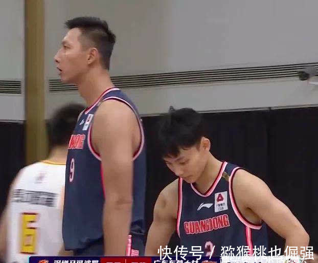 失误|易建联暴怒砸球,裁判为何不给技术犯规?细节透露地位不一般