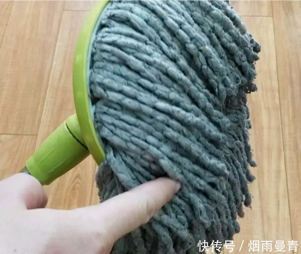 拖地后的拖把又脏又臭？只需这样泡一泡，干净无味像新的