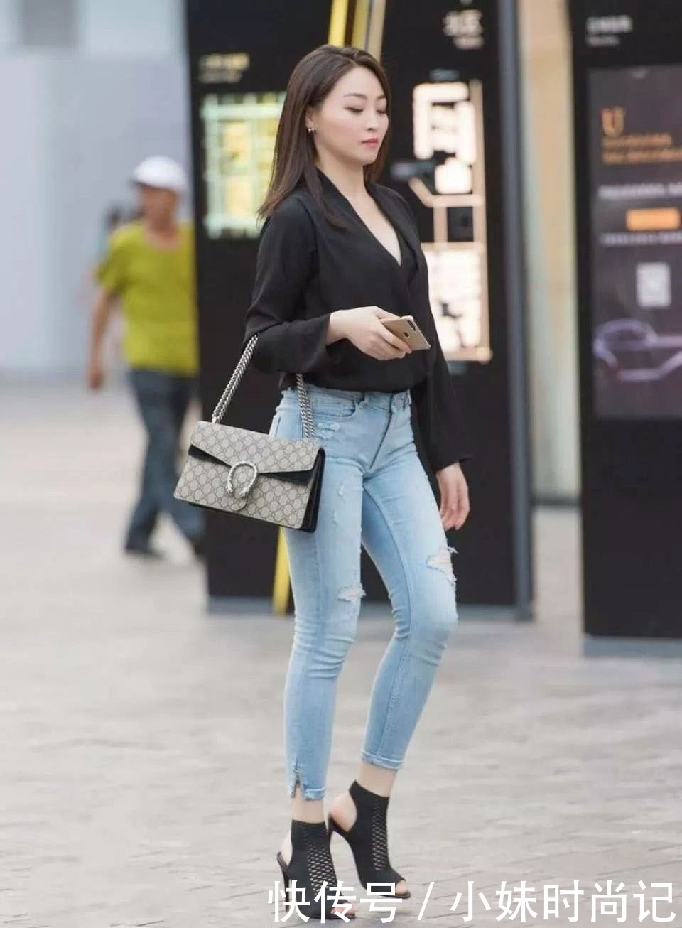 简单|黑色上衣与破洞牛仔裤搭配,秋日休闲通勤风穿搭,简单时尚显气质