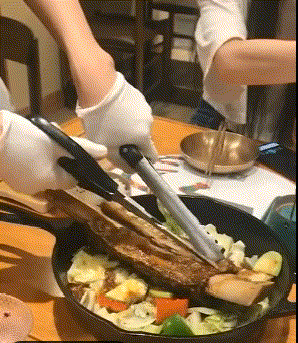 |搞笑GIF:当时妹子就急哭了 再也不穿裙子玩单杠了