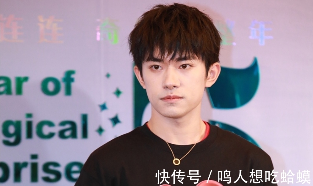 穿搭|感觉易烊千玺还没怎么长大,叠穿T恤像漫画少年,看着好可爱