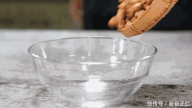 炒花生米时,千万不要只放油,关键这一步,花生米又香又脆不返潮