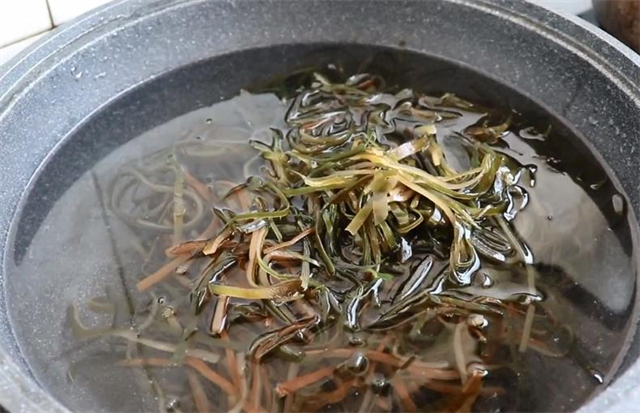 大脖子病|凉拌海带丝,很多人第一步就做错了,1个小技巧,脆嫩爽口无腥味