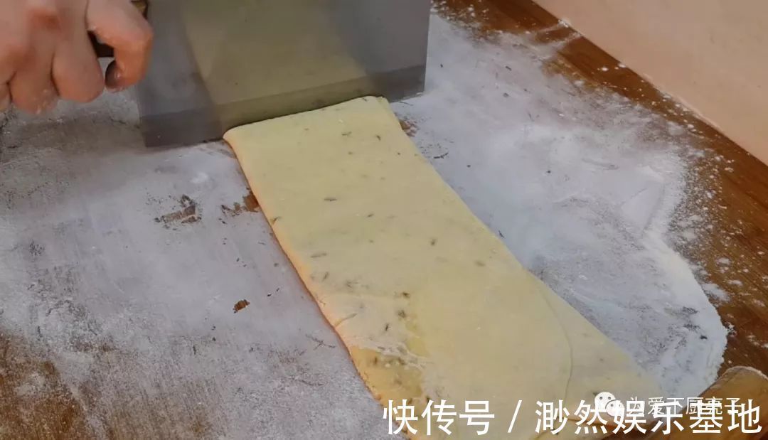 以后面粉就这么做,加2个鸡蛋,不烙饼不蒸馍,香甜酥脆上桌秒光