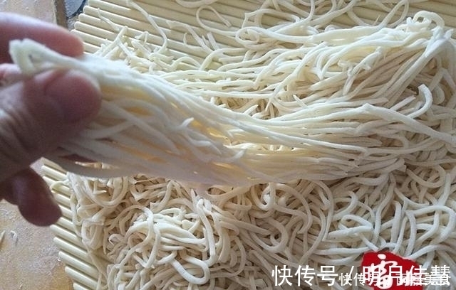 原来做手擀面这么简单，东北婆婆教的这个方法真好用！