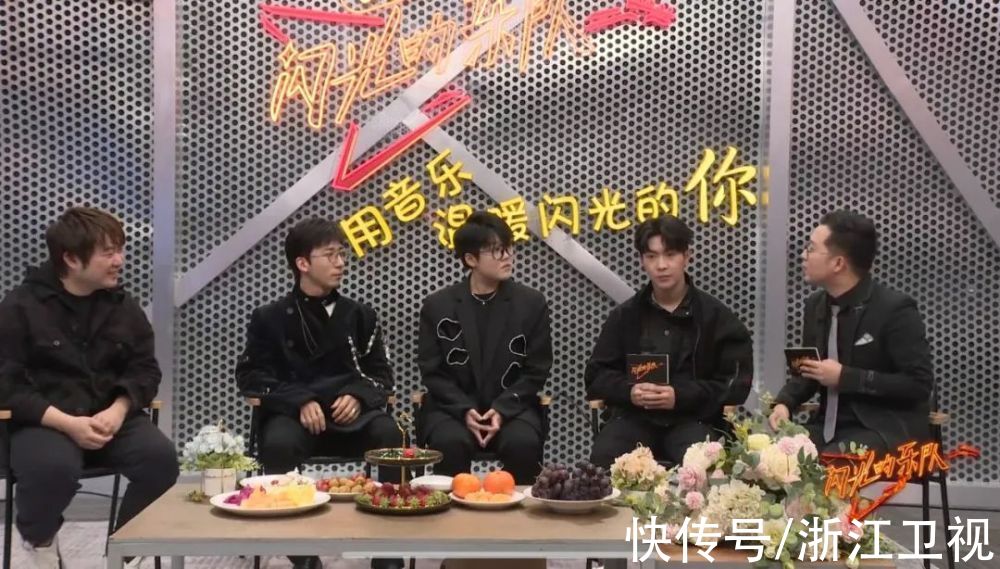 “用音乐温暖闪光的你”！《闪光的乐队》直播温馨分享台前幕后故事 蓝天下