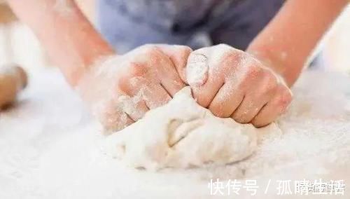 无论蒸馒头还是包子发面只加酵母是大忌。多加3样,分分钟溢盆!