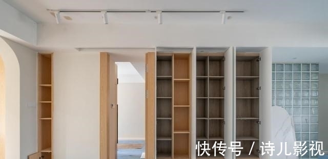 墙板|电视墙长4米多，铺护墙板提升颜值，内嵌玻璃柜增收纳，简单利落