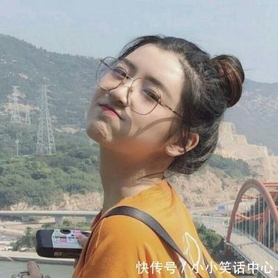 |搞笑段子:刚刚在上课,我一直在玩手机,女老师提醒了我几遍