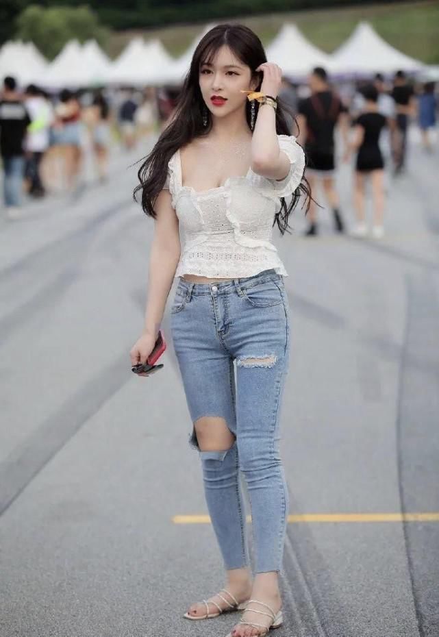 简约|夏日简约休闲风穿搭,时尚女生更爱破洞牛仔裤,省心好穿又耐看