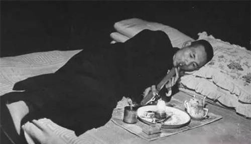 神情|晚清鸦片馆的真实场景男子神情麻木,女子面无表情,任人摆布