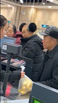 |搞笑GIF趣图姑娘,你能抱起这么多力气实在是不小了。