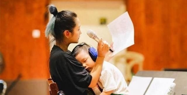 何洁|4个孩子两个爹,哭诉养不起的何洁,前夫才是真悲哀