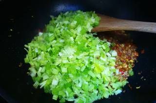 它的味道不亚于豇豆的芹菜肉末,是拌饭面条的好搭档