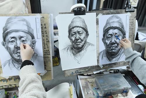 美术考生完成“自画像”，原以为是满分作品，但实际却给了0分