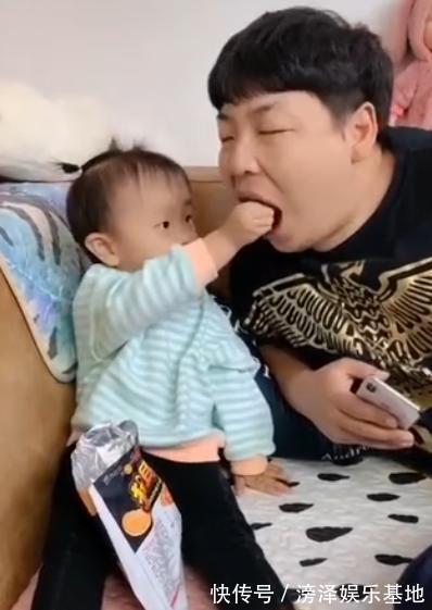 零食|女儿吃零食,喂了爸爸一口,把手抽回来一闻:手不要啦