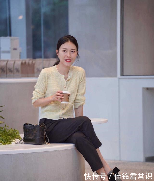 条纹 日系风格才是女性最爱的针织开衫搭配黑色长裤,确实很时髦!