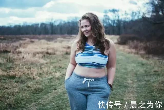 小姐姐|美国三百斤胖妞练瑜伽走红,喜欢高难度动作,身体柔软粉丝过万