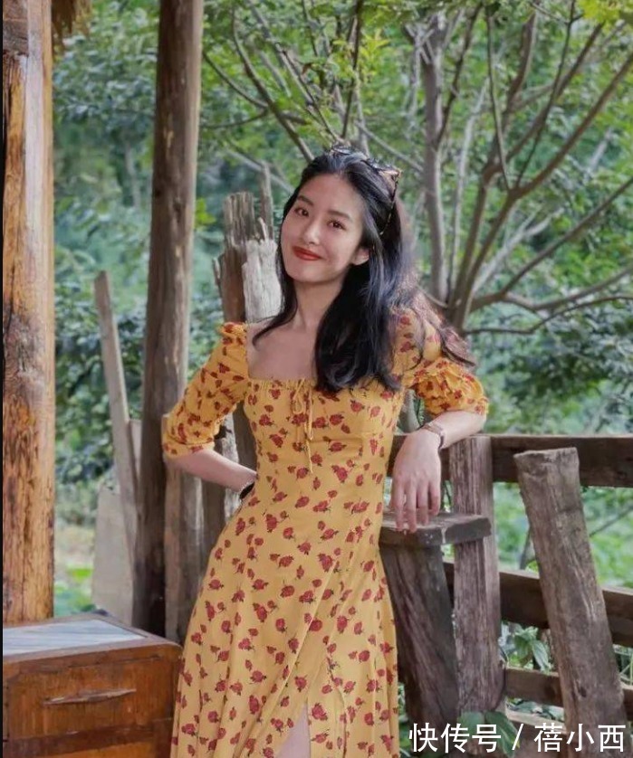 泡泡袖|菅纫姿美得不像话,穿碎花连衣裙出门也显气质,配短靴腿型更加分