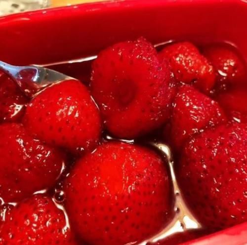 同学|同学在拼多多买“冻草莓”,6罐花了180元,打开后发错货了