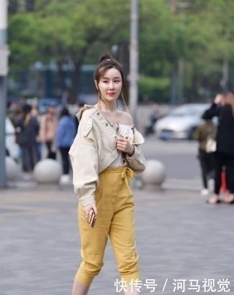 街拍|街拍:上班族小姐姐穿上黑色高跟凉鞋,和黑丝绝配!