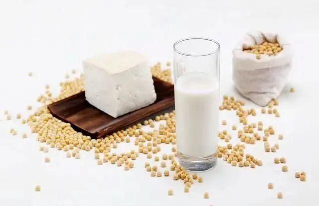 睡眠质量|女性想要雌激素充足,饮食谨记“2吃2不吃”,卵巢可能很高兴