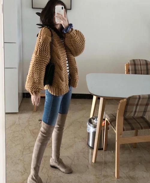 快把大衣收起来,现在超流行“齐臀外套”,搭配过膝靴显高又时髦