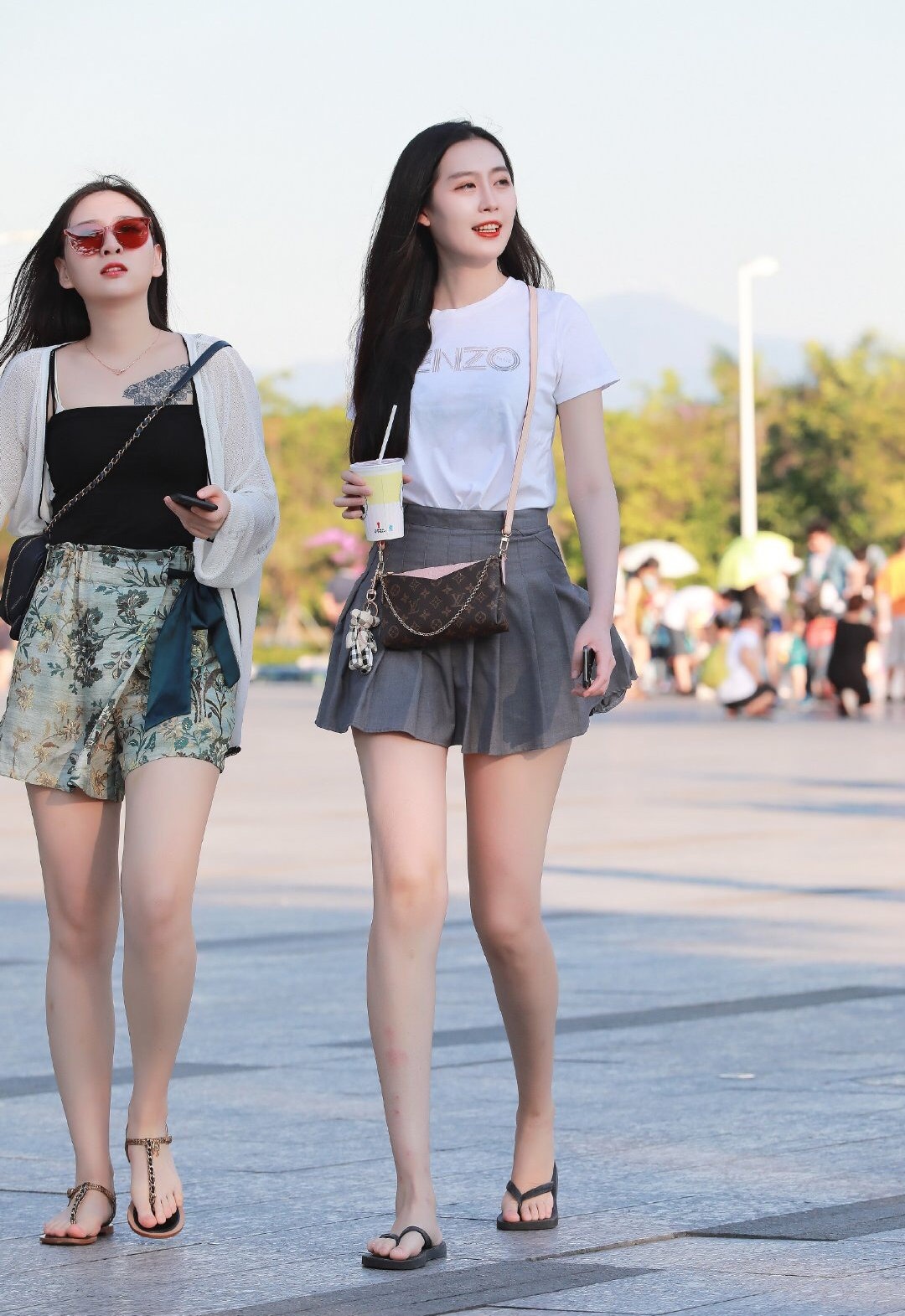 街拍：小姐姐身穿衣装时尚，秀出绝美好身材，凸显时尚气息