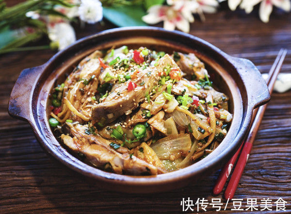 这道鲳鱼煲一上桌，全家都爱吃