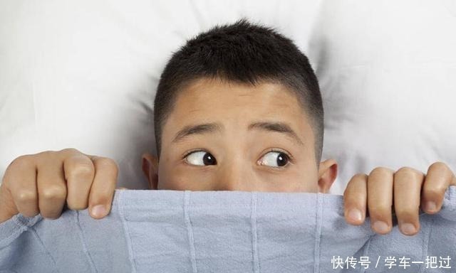 青春期|上初中儿子的房间半夜传出“嗯哼”声,妈妈高情商做法,值得借鉴!