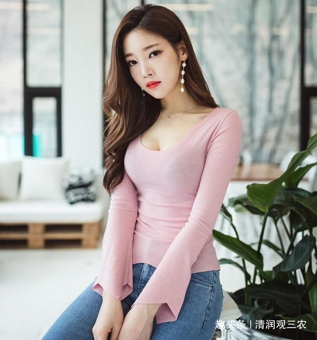 美女 尽显甜美风格的牛仔裤美女,展现完美的身材曲线,女神气质十足!