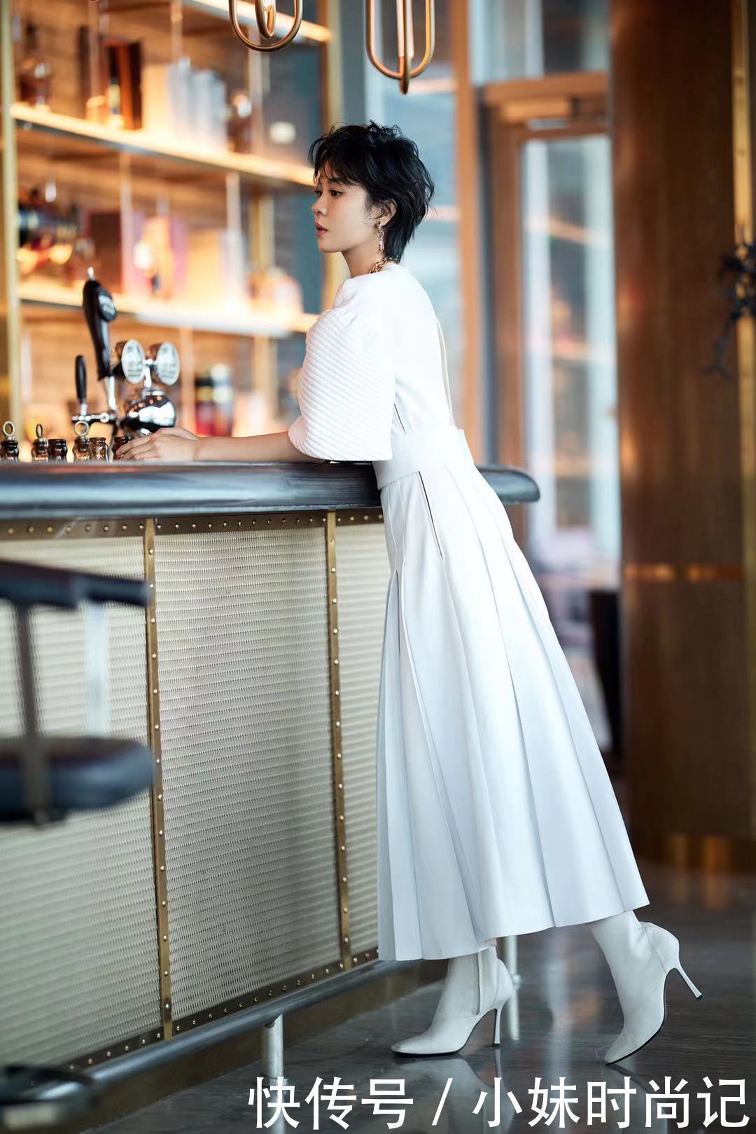 又被郁可唯的穿搭给迷到了,白色系连衣裙版型超正,谁穿都能起范