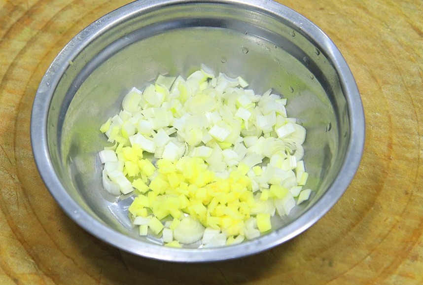 清炒芥兰很多人第一步就做错了,难怪发苦又变色,厨师长教你技巧