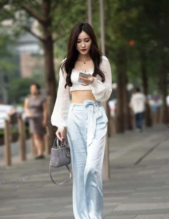小姐姐|白色蕾丝上衣搭配浅蓝色丝绸裤子，彰显女性魅力