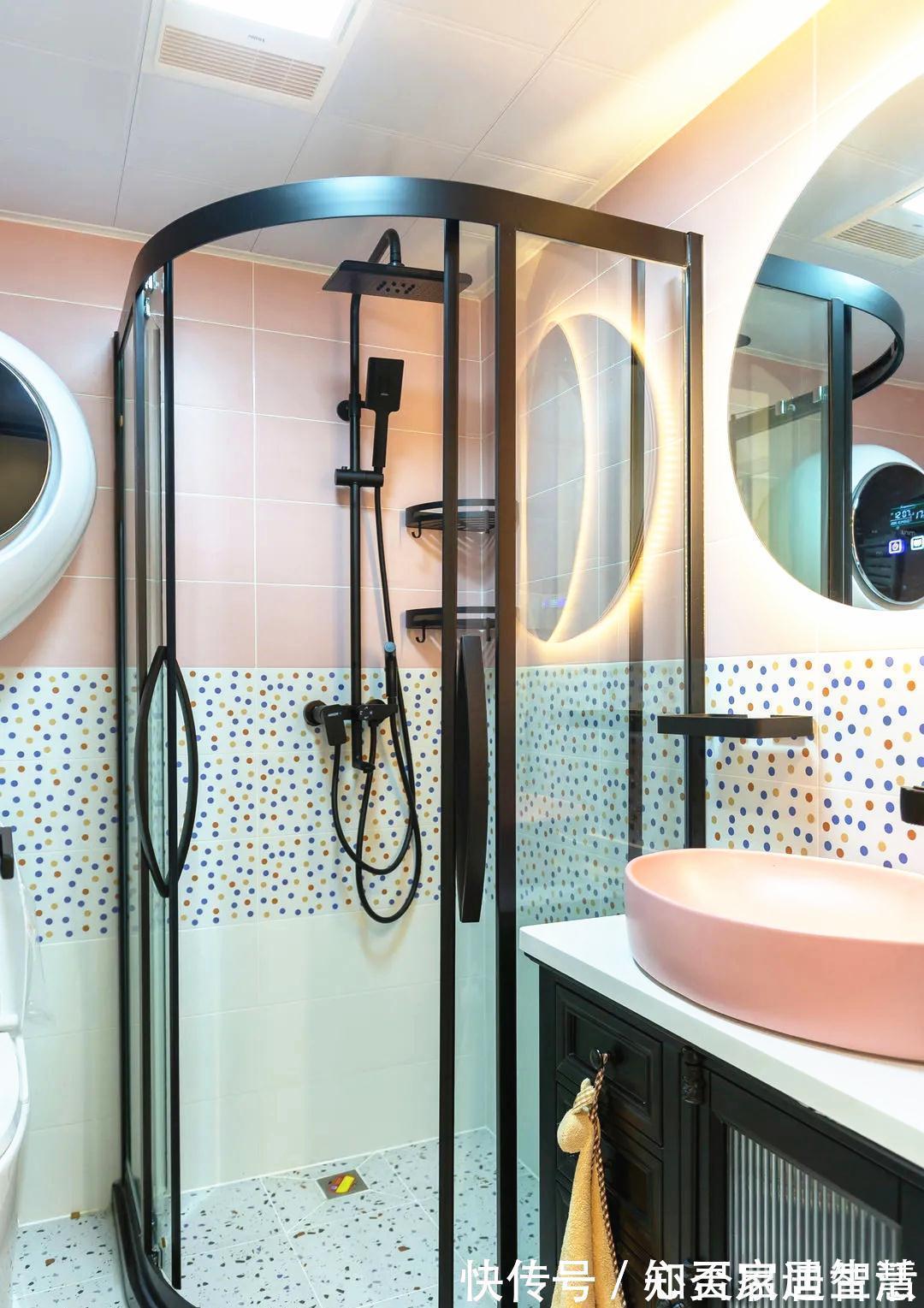 收纳|80㎡奇葩两房半户型,餐厨融合打造吧台当餐桌,主卧挤出衣帽间