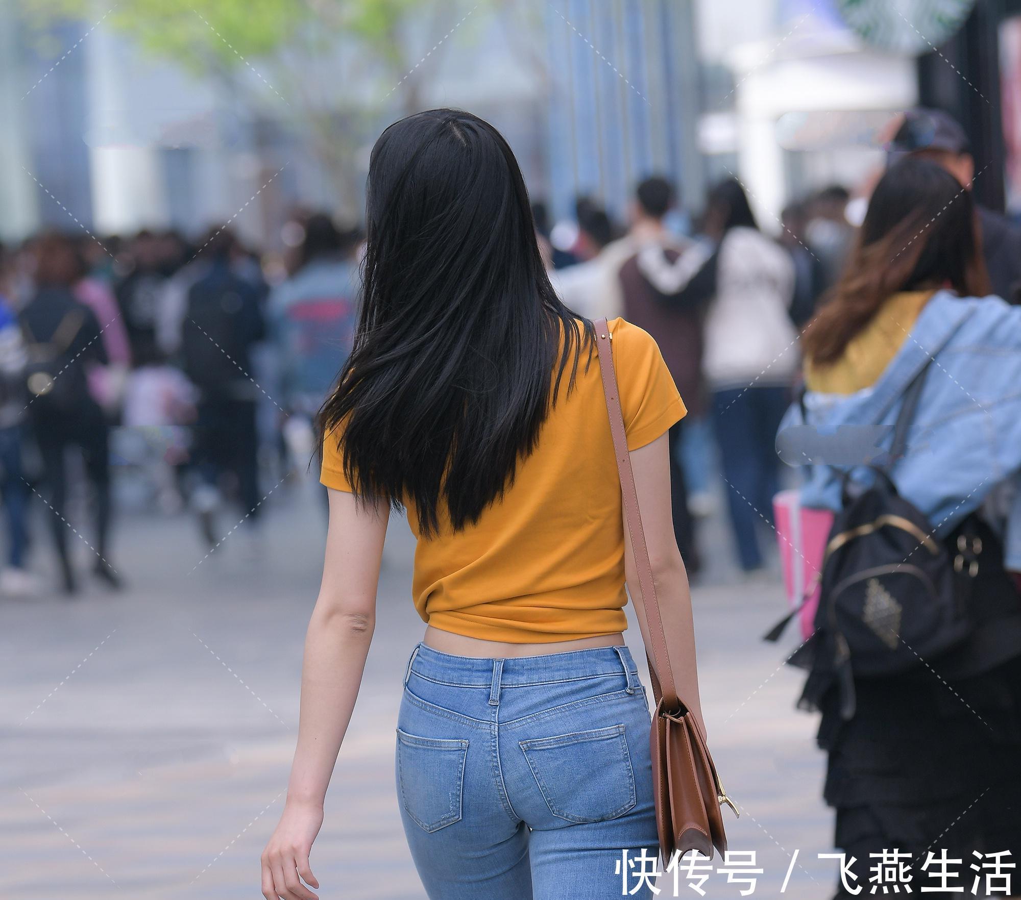 浅色|橘黄色修身短T搭配浅色牛仔裤,青春活泼,满满的校园风