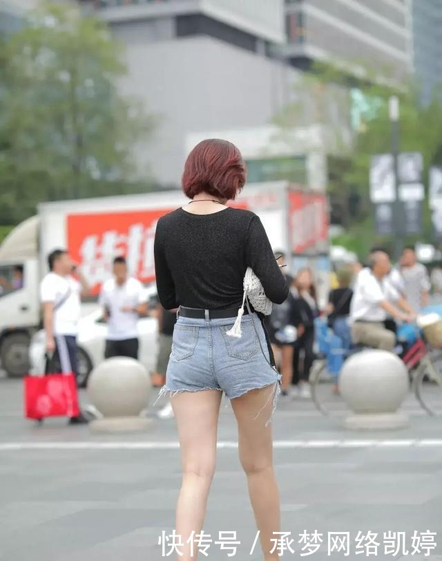 别小看了“短裤T恤”,只要穿搭合理,“酒杯腿”离你不远了!