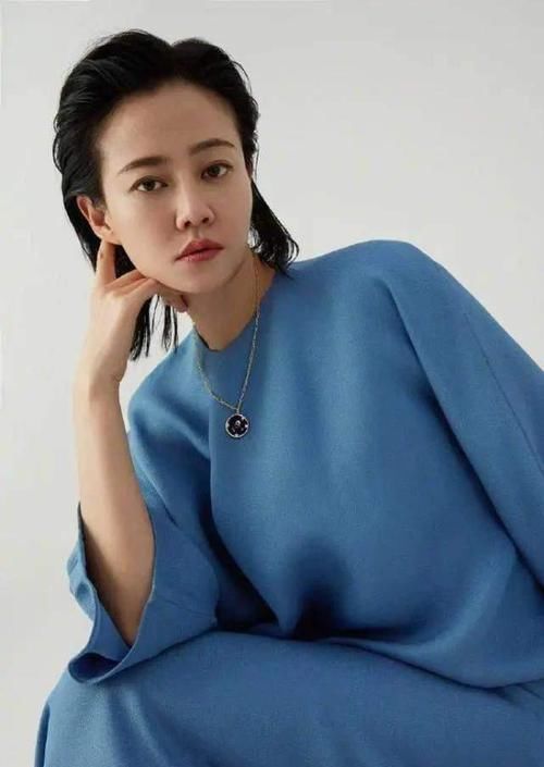 毛糙感|年过40的女人,留什么发型显年轻?试试这几款,优雅大气还时髦