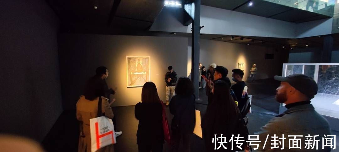 椅子季&十位中外艺术家组团参展，这个展览把椅子玩出了“花样年华”