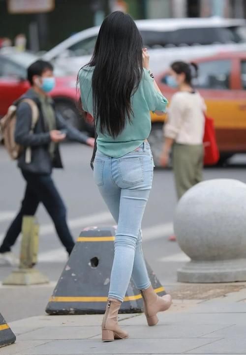 高挑女神秀超美颜值，牛仔裤升级时尚感，最佳女友便是如此