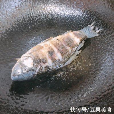 土鲫鱼|这道回归~超鲜的木瓜鲫鱼汤一上桌，我的筷子就没停过