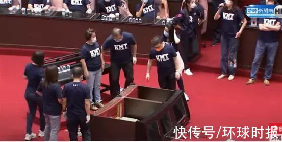被泼水后苏贞昌发言台被掀翻 蓝委 以蔡英文之矛攻民进党之盾 全网搜