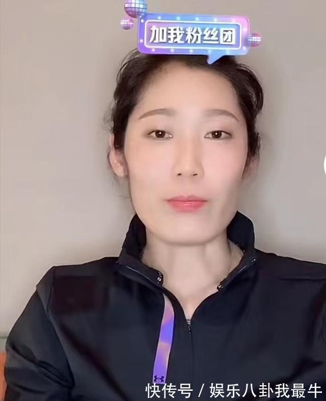 王育成|郎平携朱婷姚迪传球签名，老公站立陪伴笑开花，师徒三人感情深厚