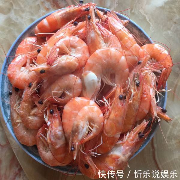 第一次去男友家,饭菜很丰盛,拍照给亲妈看,她却“逼”我分手