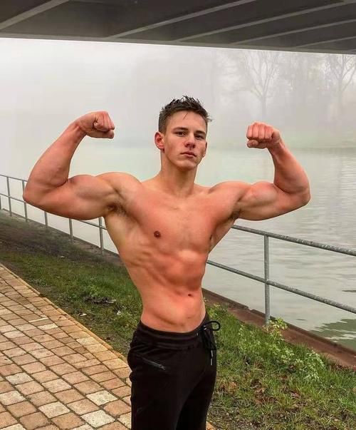 爆棚|即便练就一身肌肉，可就是喜欢秀麒麟臂，型男的男友力简直爆棚