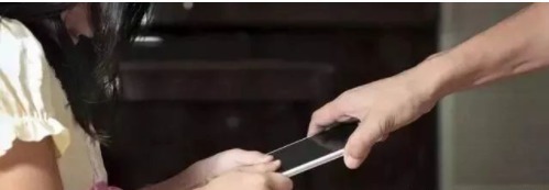手机|“妈妈,我玩一会手机”,这位母亲的做法,让孩子主动远离手机